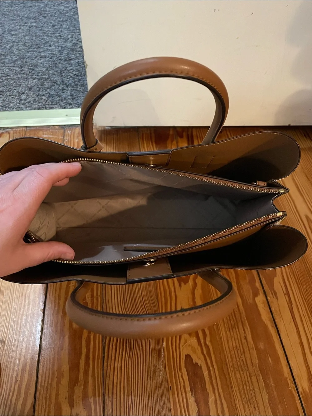 NWOT Michael Kors Jet Set Signature Logo Tote in Vanilla/Acorn